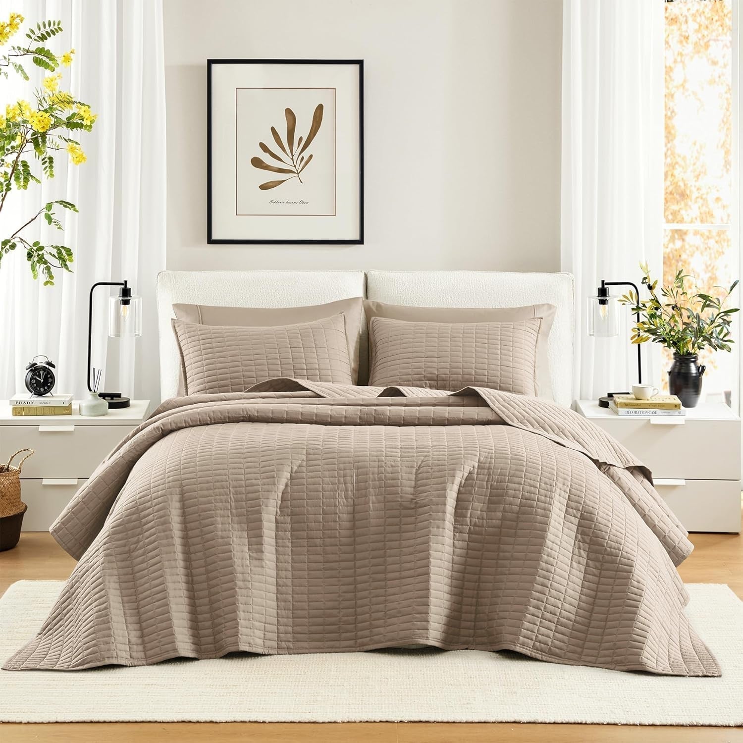 Comfort Spaces Kienna dekbedset, luxe dubbelgestikte zomerdeken, lichtgewicht, zacht, het hele jaar door beddengoed, bijpassende kussensloop, wit, deken voor kingsize bedden (264,2 x 228,6 cm), Naty Shop quilts & quilts Taupe extra grote kingsize sprei (120"X118")