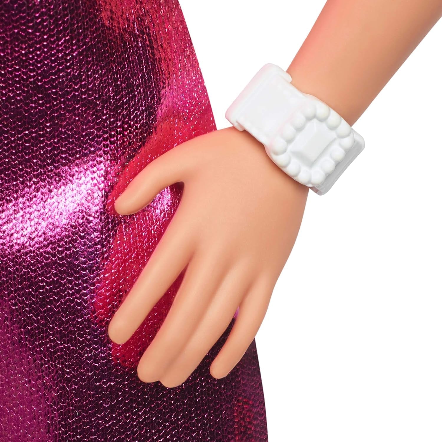 Barbie Fashionistas pop nr. 230 met blond haar, roze metallic mini-jurk met hartuitsnijding, witte armband en hoge hakken, HYT88