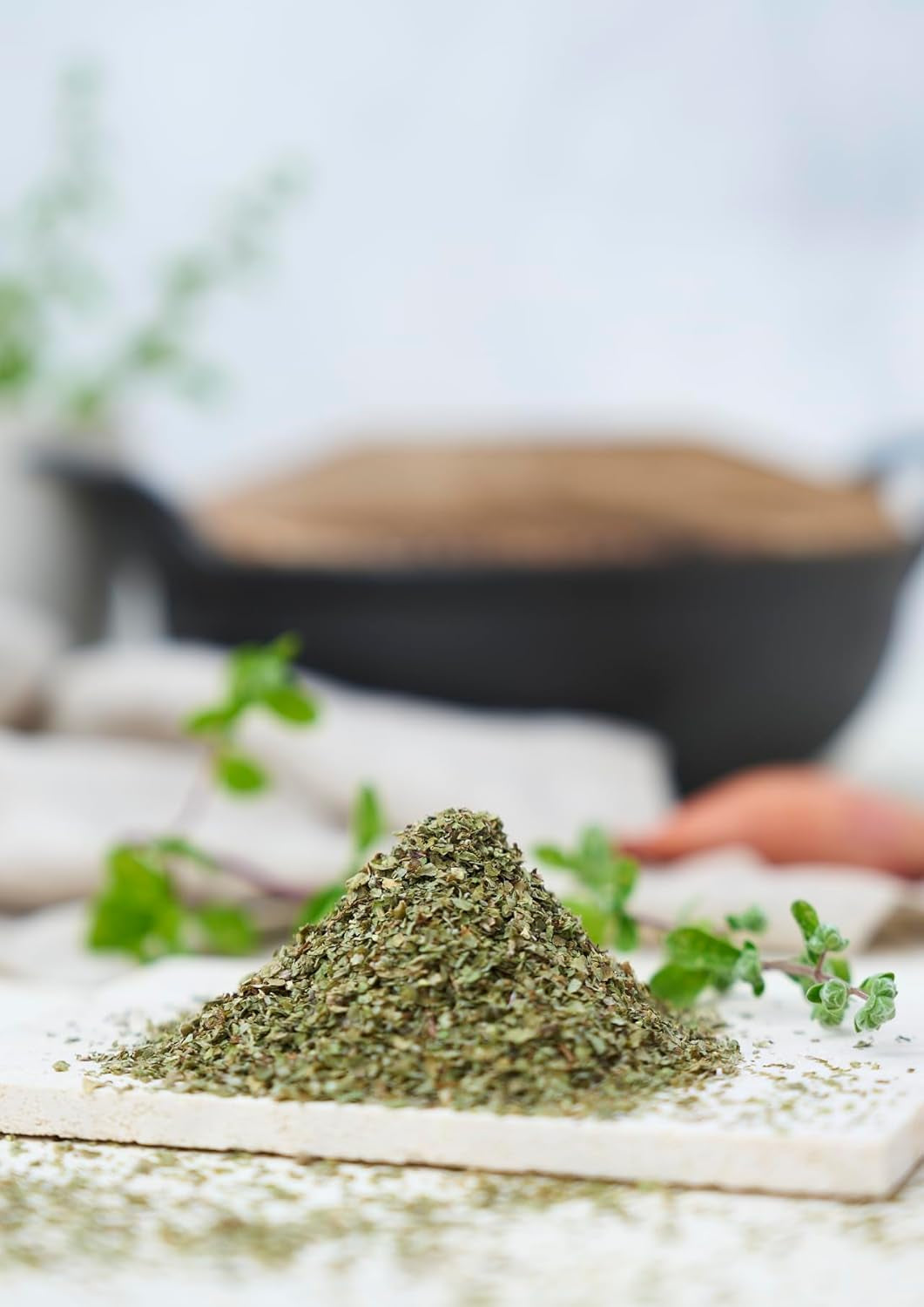 Fuchs Gewürze - Marjolein gerebelt - zum Würzen von Kartoffelgerichten, Fleischgerichten oder Eintöpfen - natuurlijke ingrediënten - 10 g in wiederverwendbarer, recyclebarer Dosis