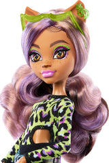 Monster High Scare Adise Island Clawdeen Wolf-pop met zwempak, joggingbroek en strandaccessoires zoals vizier, waterfles en boek