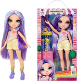 Rainbow High My Fashion Style Pop - Paars - 28 cm Paarse modepop met aantrekkelijke outfit en stijlvolle tas, om te spelen, poseren, verzamelen, voor kinderen van 4-12 jaar