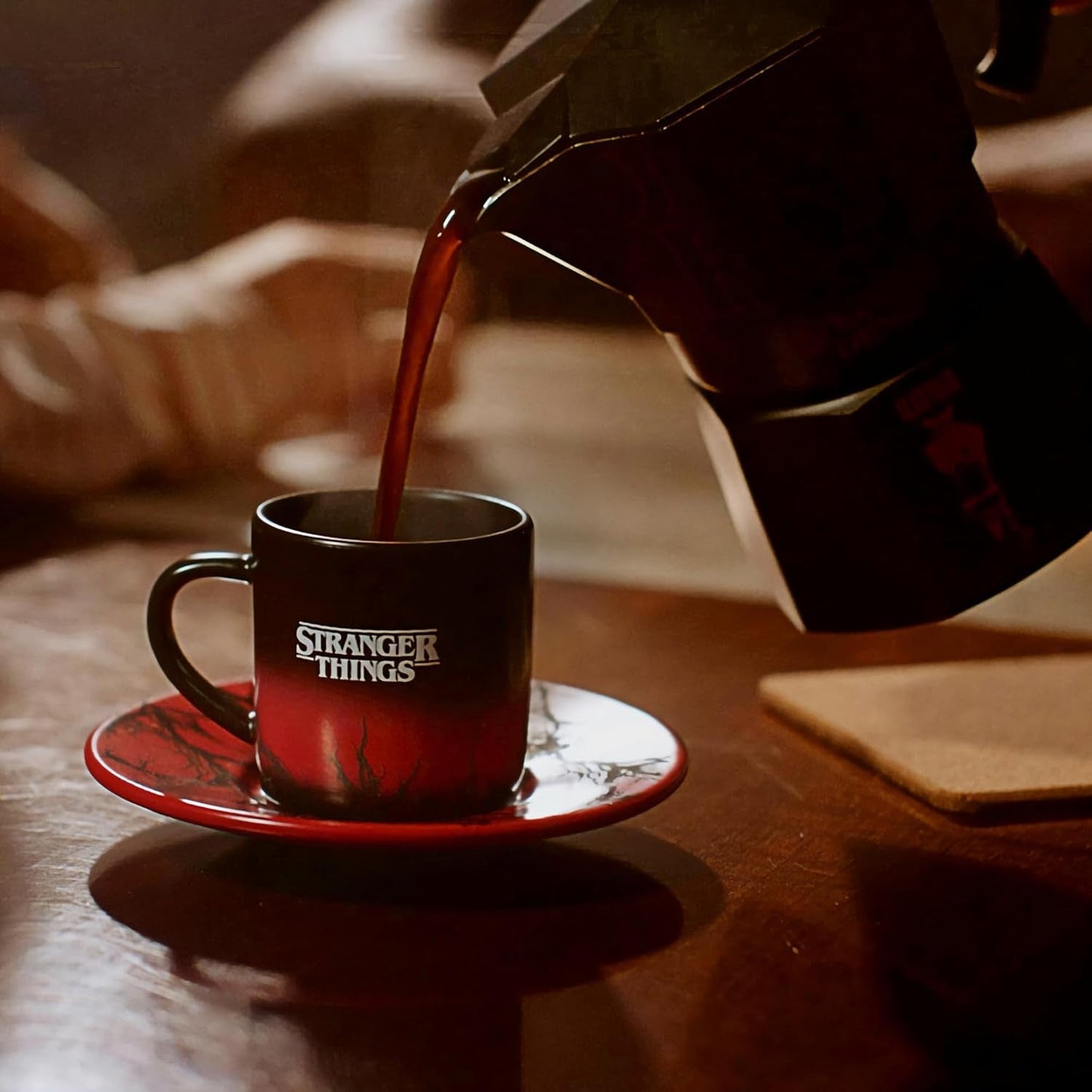 Bialetti Moka Express Stranger Things 3-kops koffiezetapparaat, Muziekknop met USB-C oplaadfunctie, Niet geschikt voor inductiekookplaten, 3 kopjes (130 ml), Zwart