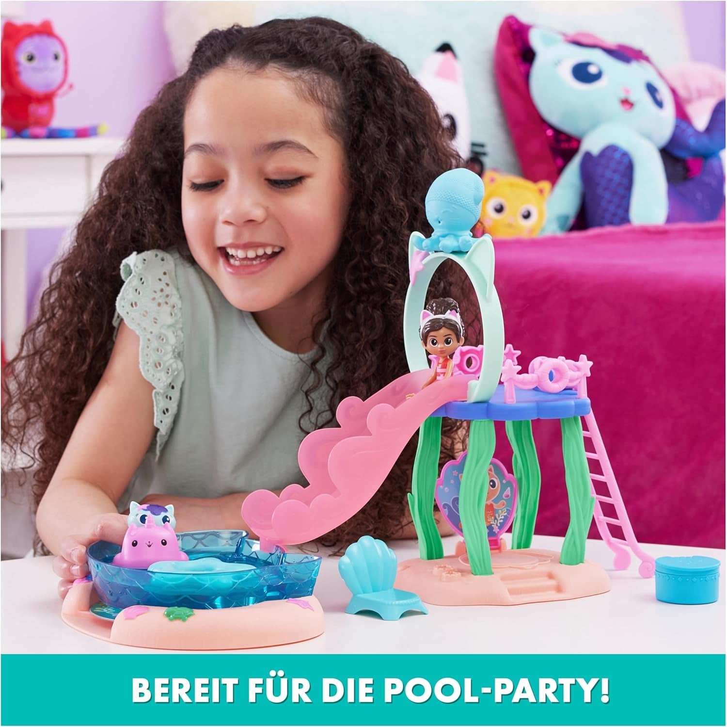 Gabby's poppenhuis, Purific Pool Party-speelset met Gabby- en Meerkat-figuren en Deluxe kamer, taart bakken, taart keuken