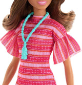 Barbie en Teresa Rezept für Freundschaft Teresa-Modepuppe mit unverkennbarem Outfit zum An- en Ausziehen, met accessoires inclusief een ketting, JCT02