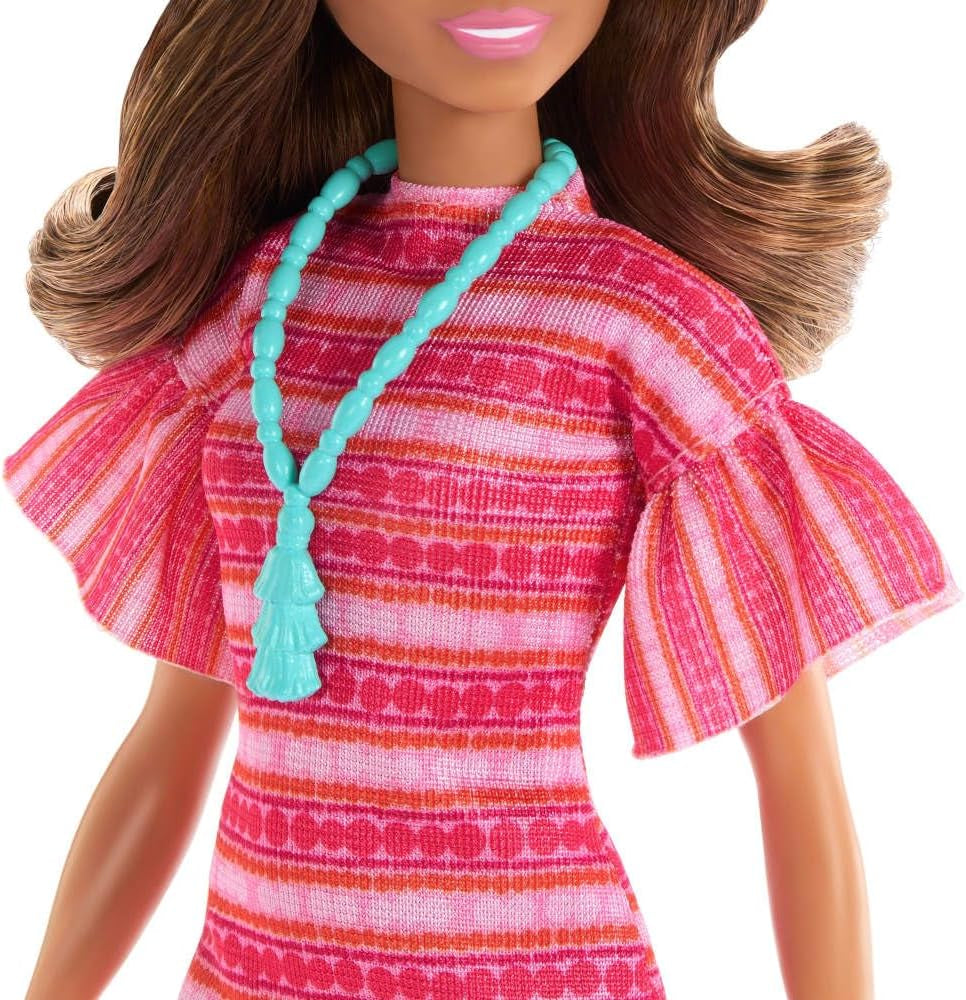 Barbie en Teresa Rezept für Freundschaft Teresa-Modepuppe mit unverkennbarem Outfit zum An- en Ausziehen, met accessoires inclusief een ketting, JCT02