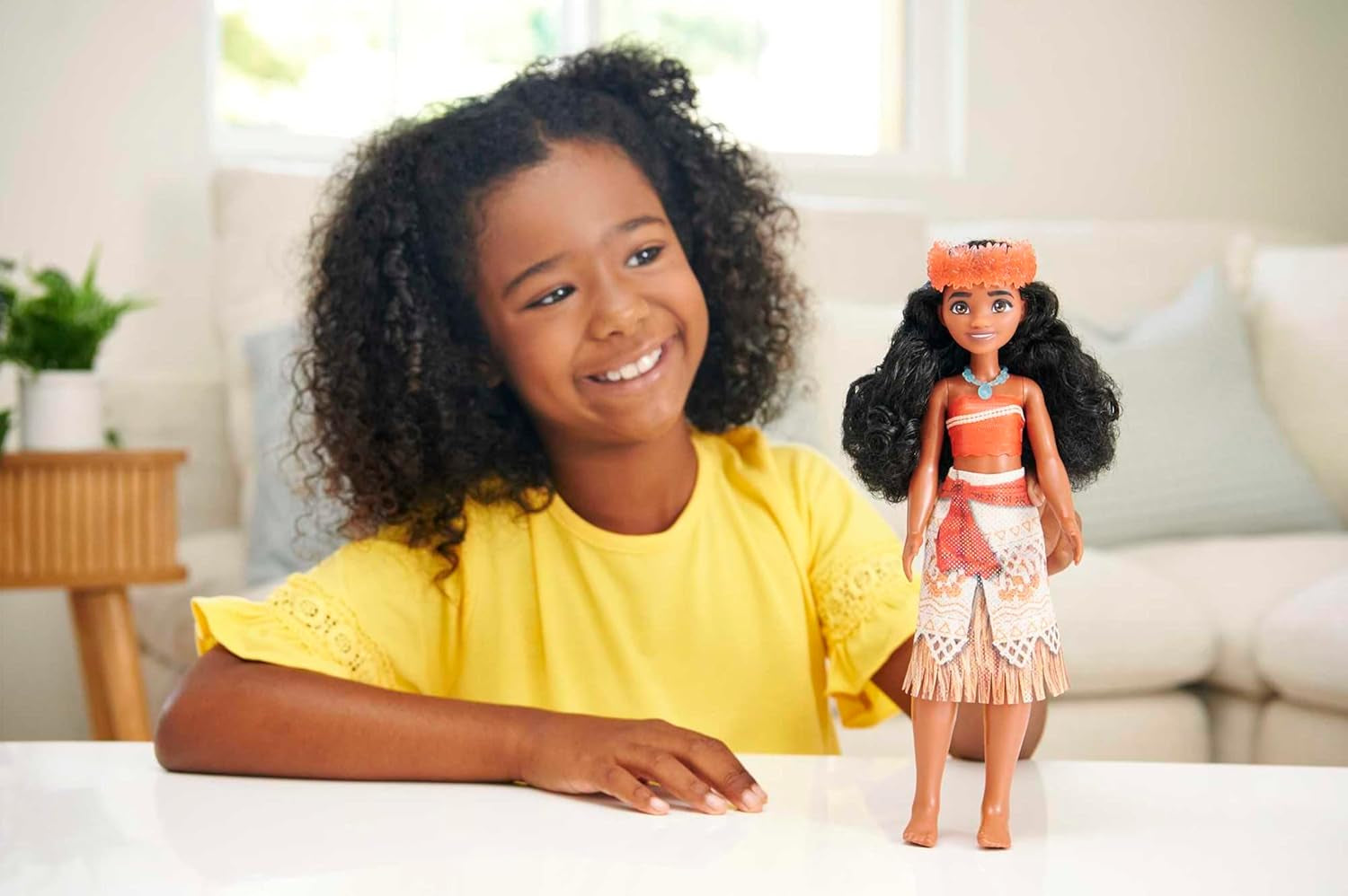 Mattel DISNEY Moana - Gelede modepop met glitteroutfit, afneembare hoofdband en ketting, voor kinderen vanaf 3 jaar, HPG68