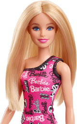 Modieuze Barbie-pop met steil blond haar in een roze afneembare jurk met één schouder en schoenen met gedrukt logo, HRH07