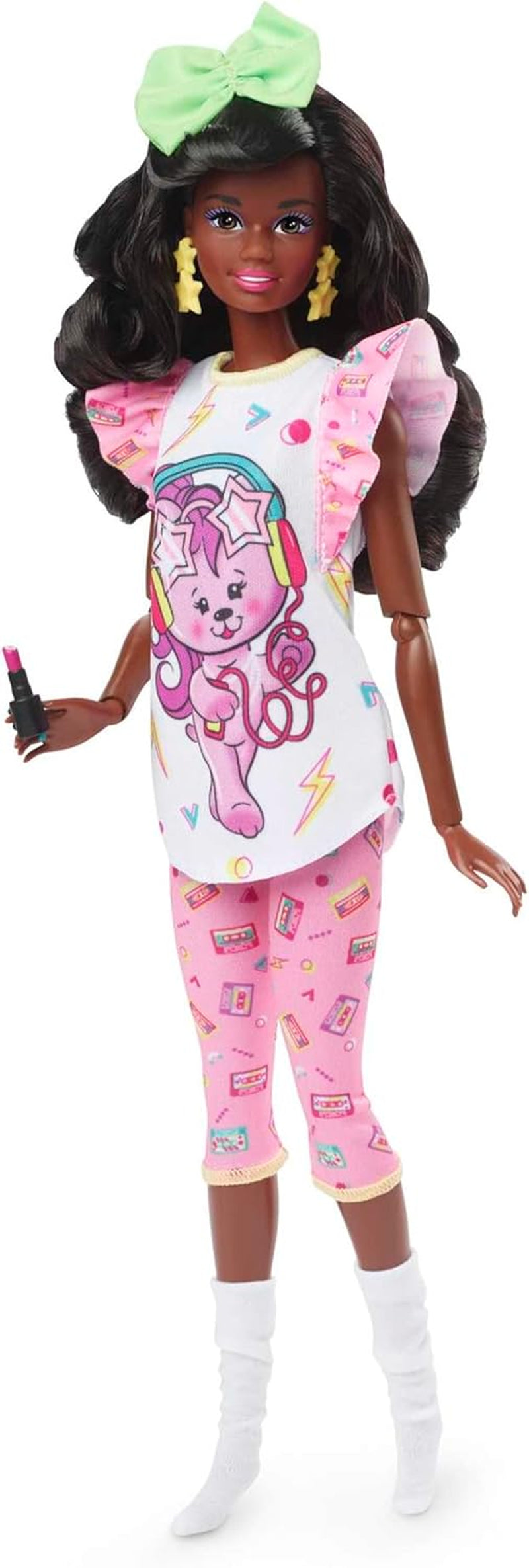 Barbie Rewind - Nostalgisch verzamelfiguur in jaren 80-stijl met prachtig haar en outfit, inclusief tv, popcorn en telefoon, voor fans en verzamelaars, HJX19