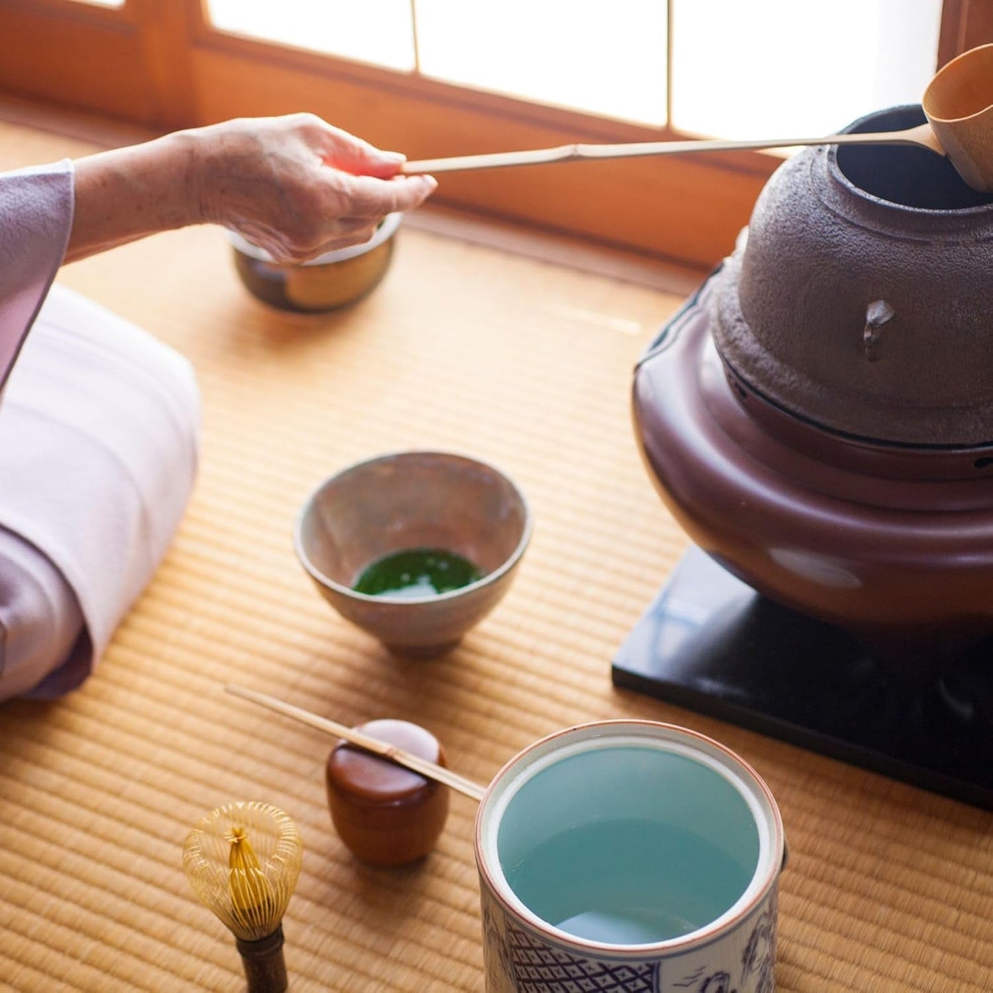 Sakura Matcha Thee 50g - Ceremoniële kwaliteit uit Japan - Premium groene thee met Sakura-bloempoeder - Eerste oogst, steengrond, veganistisch, geen additieven