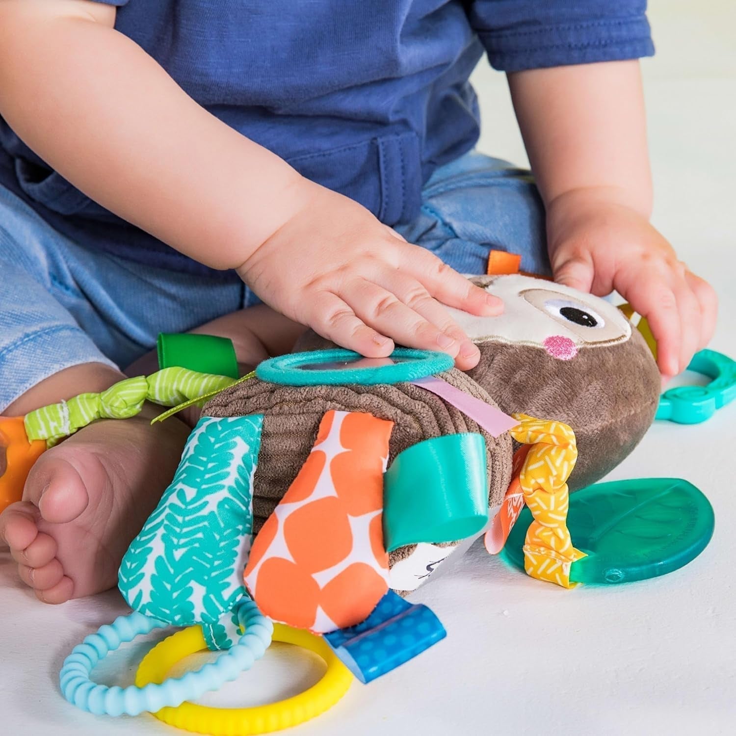 Bright Starts Kinderwagen, luiaard - met rammelaar, spiegel en taggie-lussen Bebe Toys Naty Shop