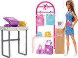 Barbie Fashion Boutique speelset - pop met foliepatroon, meer dan 150 originele looks, inclusief 2 blouses en 5 folievellen, kledingstandaard en creditcardlezer, vanaf 3 jaar, HKT78