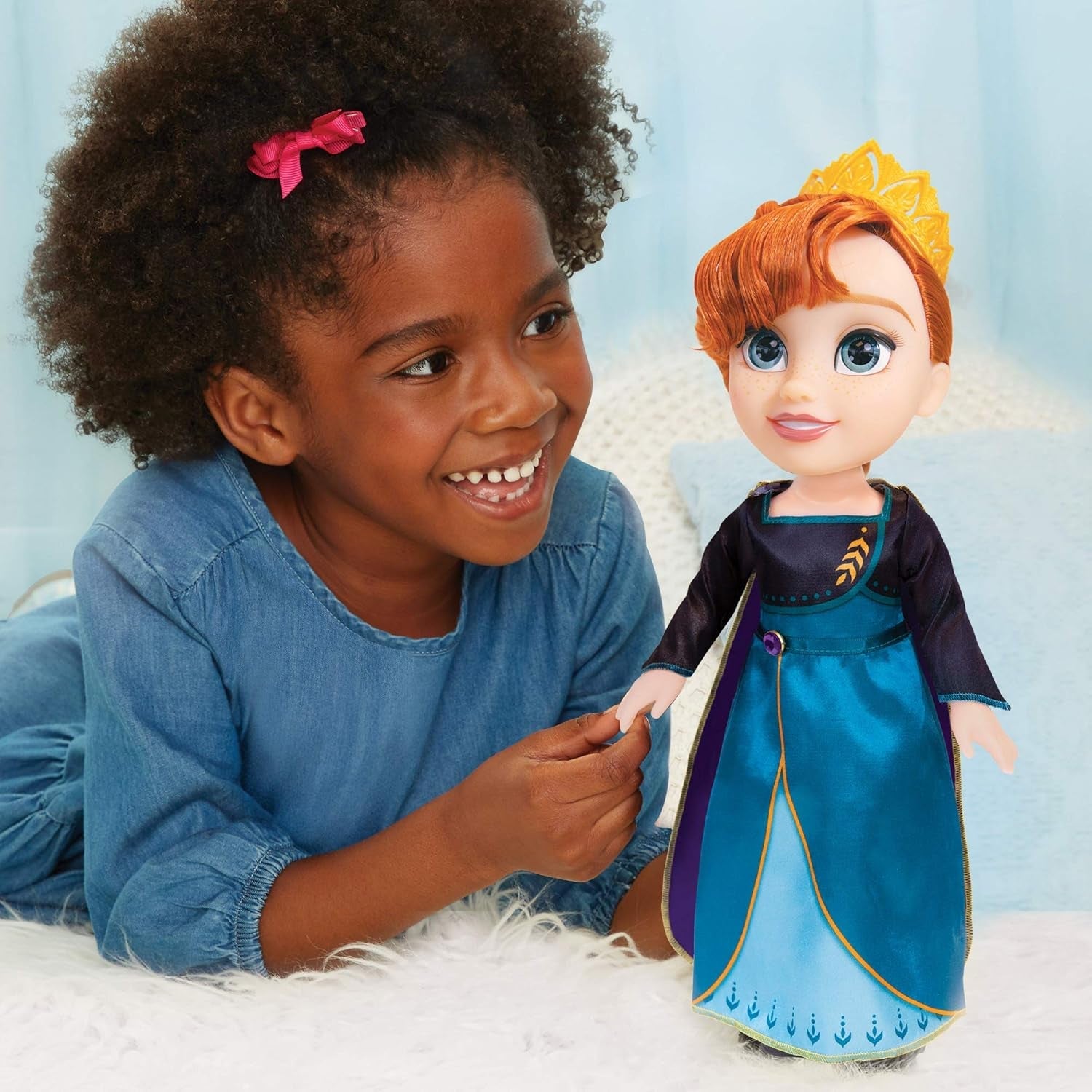 Disney Frozen 2 Anna-pop - een 35 cm grote beweegbare pop in een iconische mode-jurk met het Arendelle-embleem en een tiara voor extra plezier, voor meisjes vanaf 3 jaar