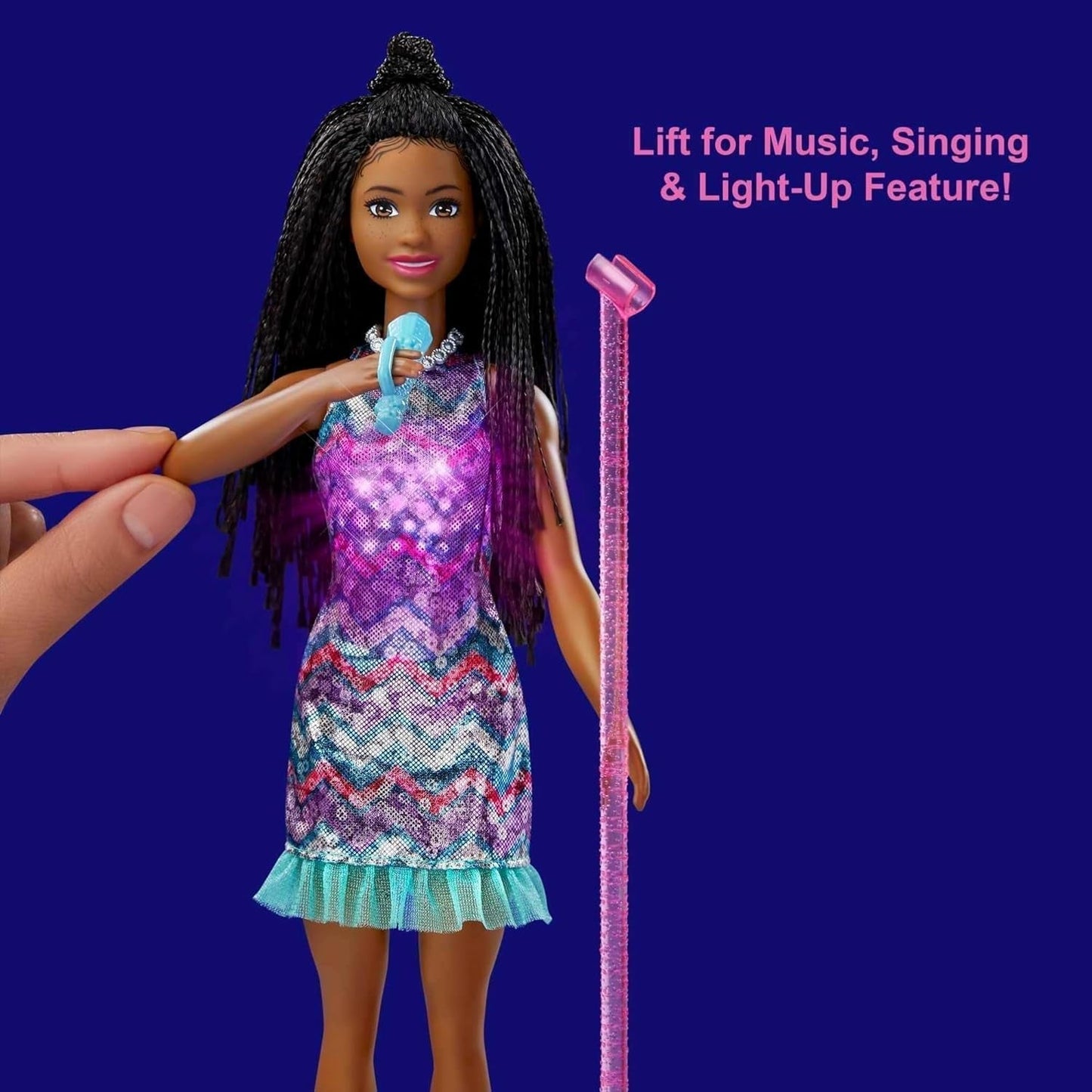 Barbie GYJ22 - gratis podium voor Big Dream Brooklyn-pop (ca. 30 cm, bruine staartjes) met filmliedjes, verlichting, microfoon en accessoires, cadeau voor kinderen vanaf 3 jaar Naty Shop Dolls