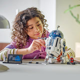 LEGO Star Wars R2-D2 modelset voor kinderen, jongens en meisjes, bouwbare Droid-figuur met minifiguur van Darth Malek ter ere van het 25-jarig jubileum en decoratieplaat, collectiecadeau-idee 75379 Bouwsets Bekijk de LEGO-Store