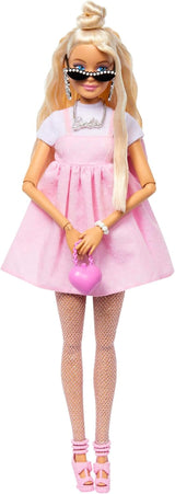 Barbiepop Deluxe Stijlnr. 3 met Barbiecore-outfit, blond haar in hoge knot, pastelroze jurk met oversized strik en accessoires zoals visnetpanty's, HYV27 Naty Shop Dolls Blonde