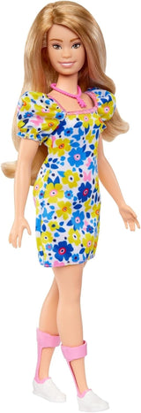 Barbie Fashionistas-pop, ontwikkeld in samenwerking met de National Down Syndrome Society, met blond haar en een moderne outfit in een gebloemde jurk en witte sneakers, voor kinderen vanaf 3 jaar, HJT05