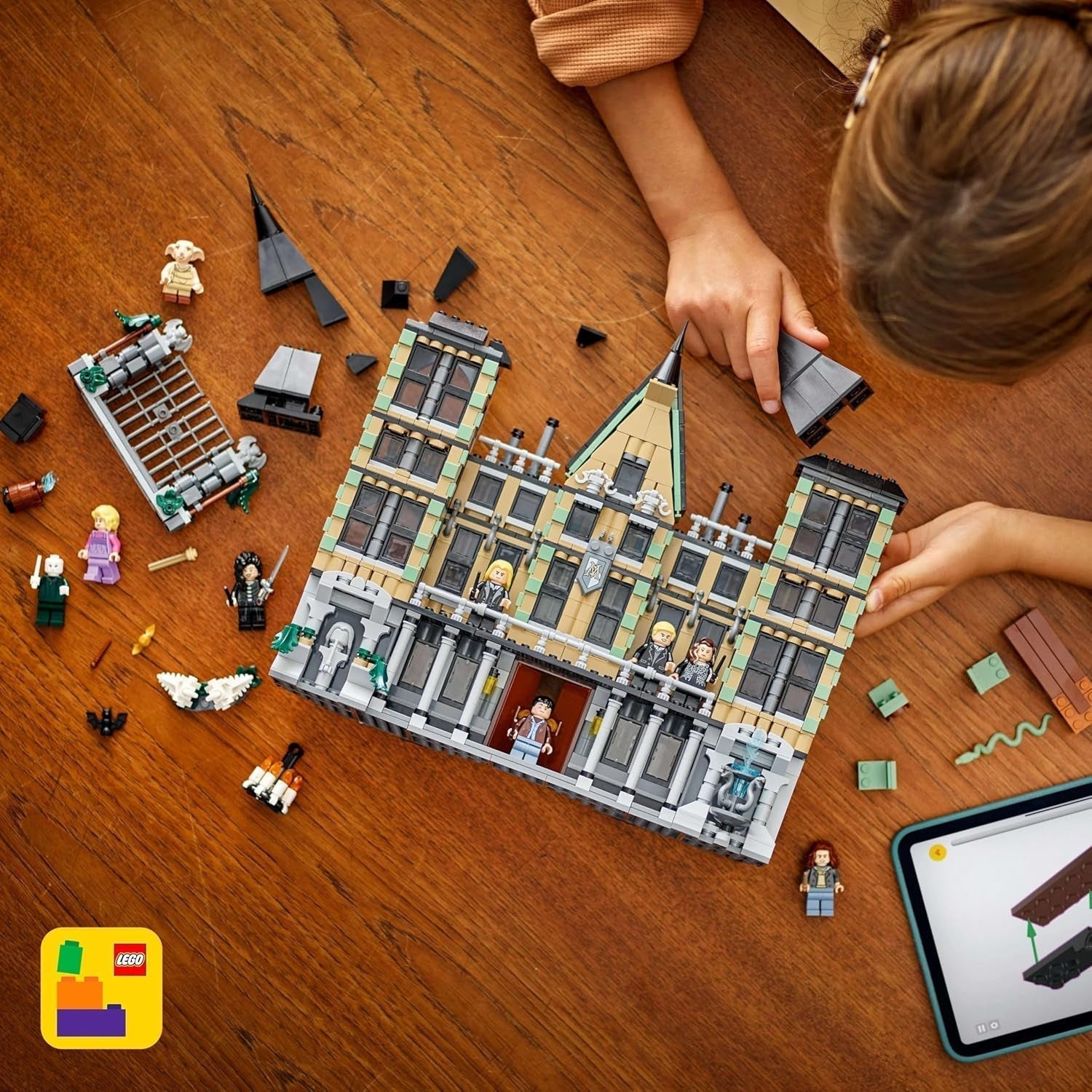 LEGO Harry Potter Malfoy Family Country Estate, fantastisch speelgoed om te verzamelen en tentoon te stellen, cadeau voor jongens, meisjes en fans van de tovenaarswereld, cadeau-idee met 9 minifiguren 76453 Bouwsets Besuche den LEGO-Store