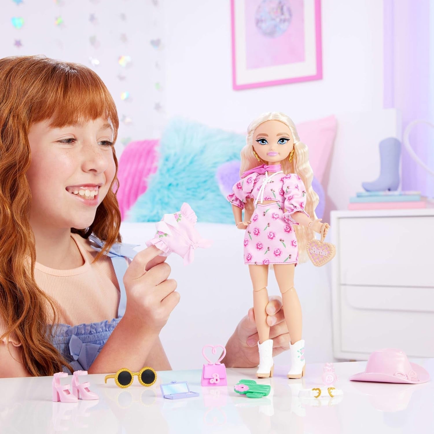 Barbie Dream Besties Festival Looks-set, met Barbie Malibu-pop met lang blond haar voor styling en meer dan 10 verwijderbare kleding en accessoires, JGH87