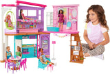 Barbie Vakantiehuis (116 x 77,9 cm), 6-zits speelhuis, volledig ingericht met accessoires, meubels en lift, opvouwbaar en opbergruimte, pop, cadeau voor kinderen vanaf 3 jaar, HCD50