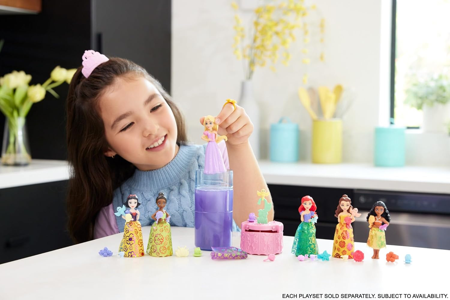 Mattel Disney Princess Royal Color Reveal kleine pop met 6 verrassingen, inclusief geurring en 4 accessoires (poppen kunnen variëren), tuinfeestserie HRN63