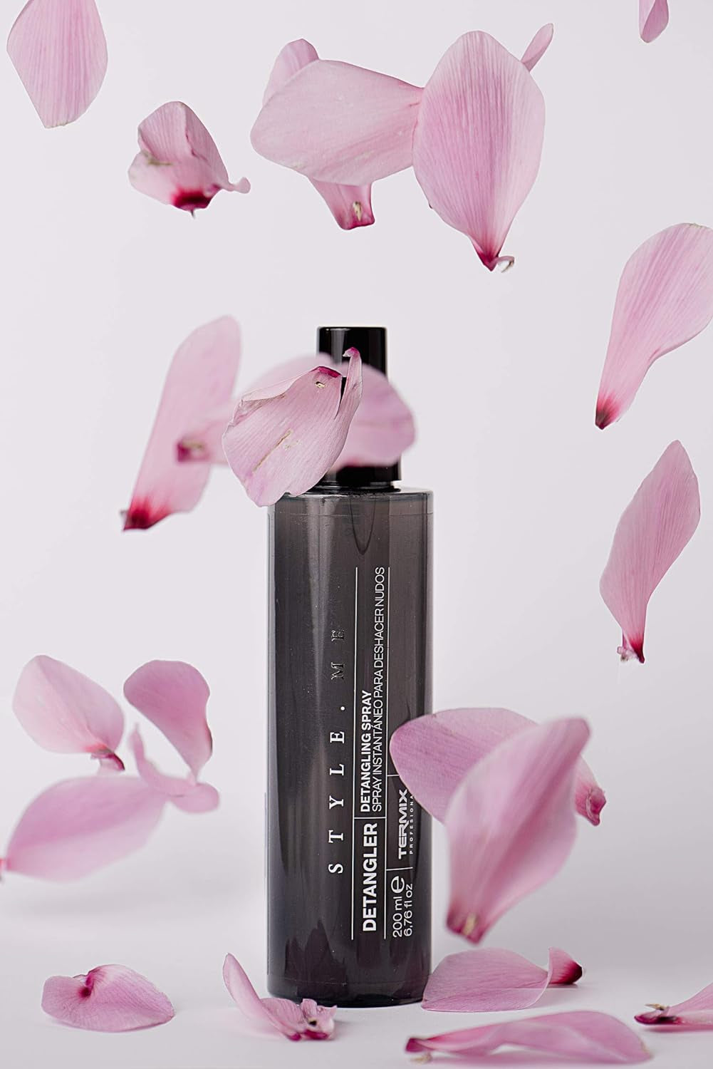 Style.Me ontwarrende spray Product voor het ontwarren van haar. Instant ontwarrend product van Termix. Formule verrijkt met ricinusolie. Grootte: 200 ml. Naty Shop haarontwarrende producten