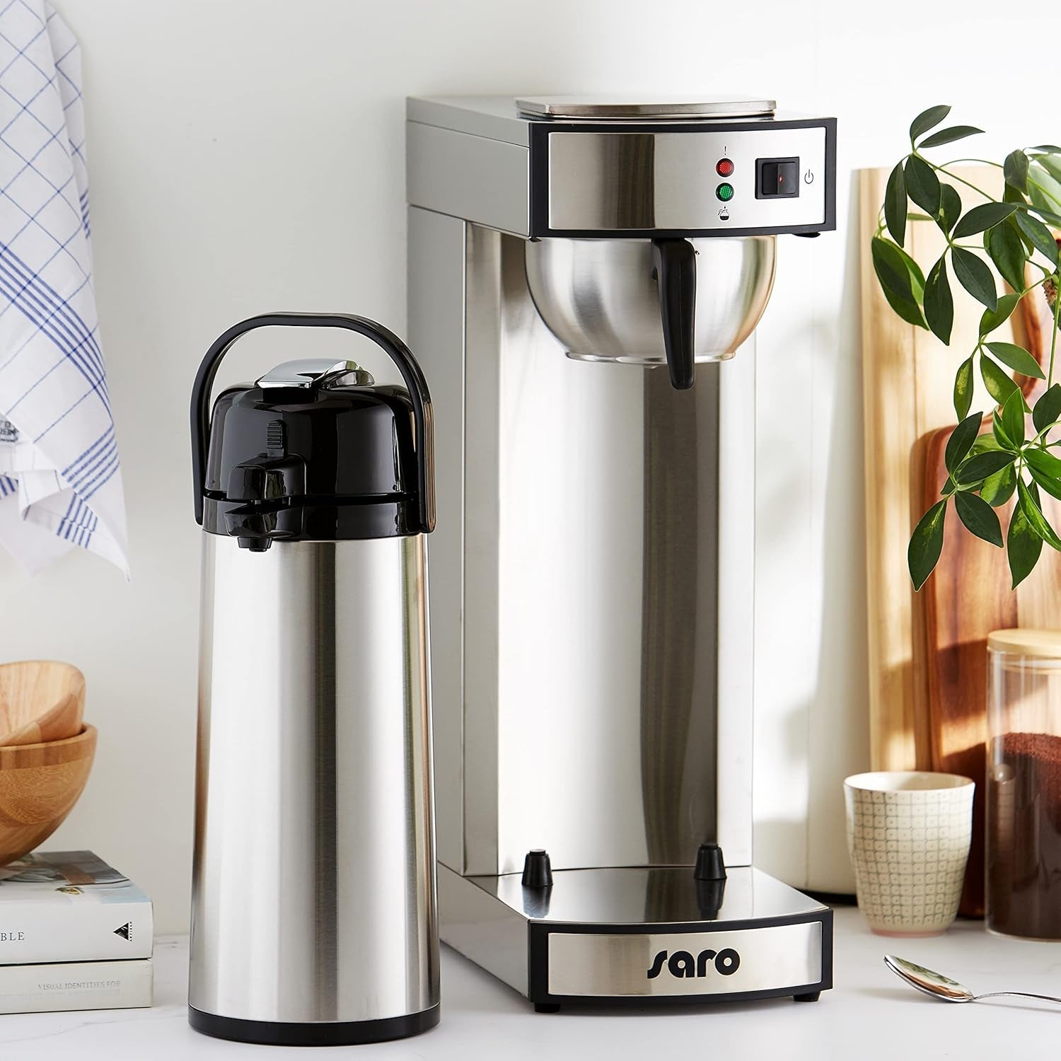 Saro espressomachine, inclusief karaf met geïsoleerde roestvrijstalen pomp – 2,2 l – bereidingstijd ca. 5–6 min – bescherming bij werking zonder water – 2,069 kW – model THERMO 24