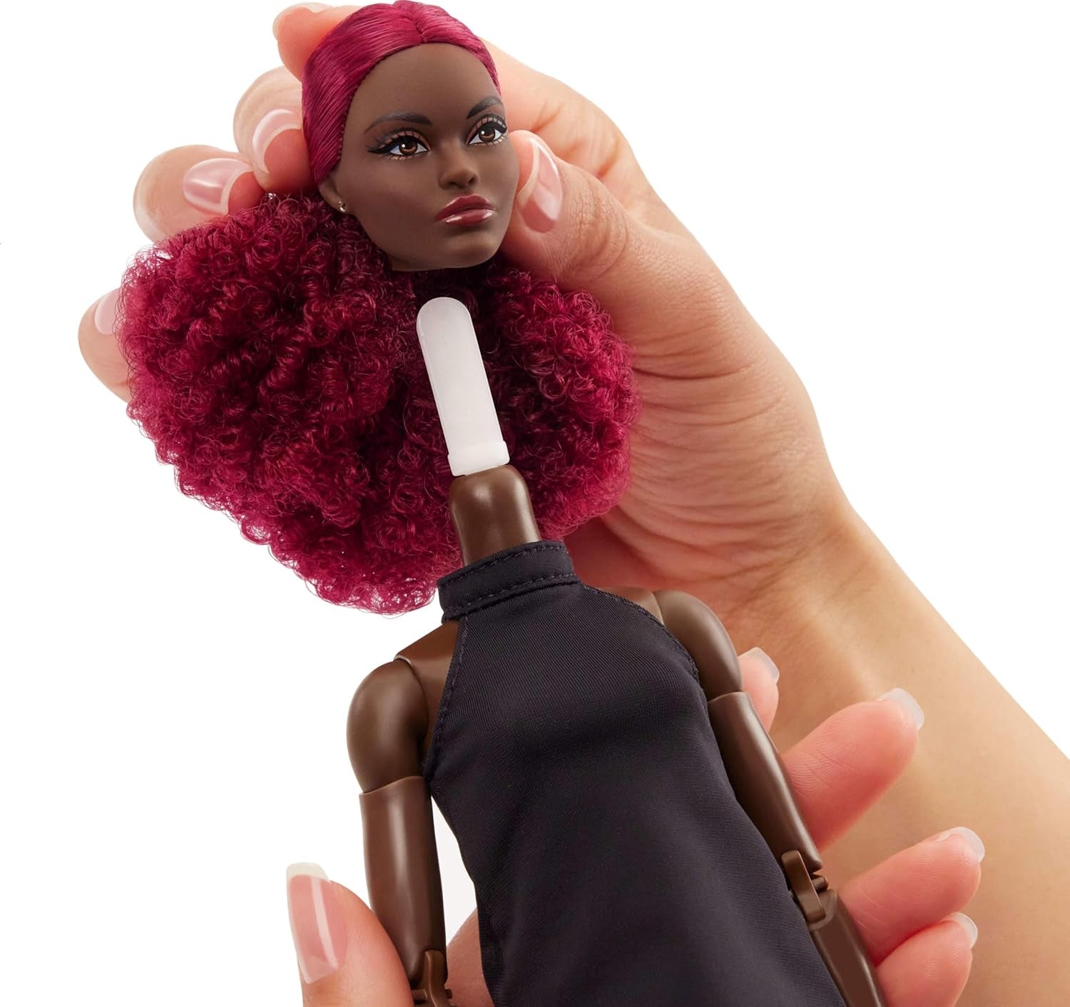 Barbie Basics Model 3 verzamelpop met rode krullen, zwarte mini-jurk en laarzen, one size fits all fashion, groot geleed lichaam en verwisselbaar hoofd, JBH75
