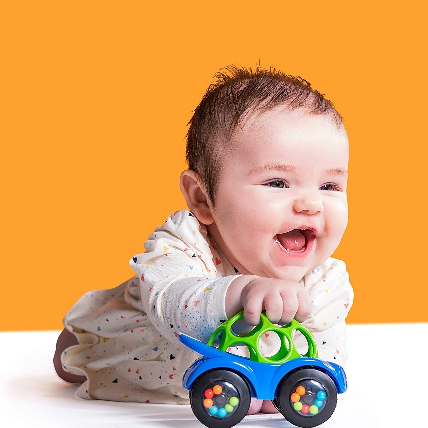 Bright Starts Oball Rammelaar Speelgoedauto Motorspeelgoed voor baby's en peuters vanaf 3 maanden 1 stuk Willekeurige kleur Blauw of rood Babyspeelgoed Naty Shop
