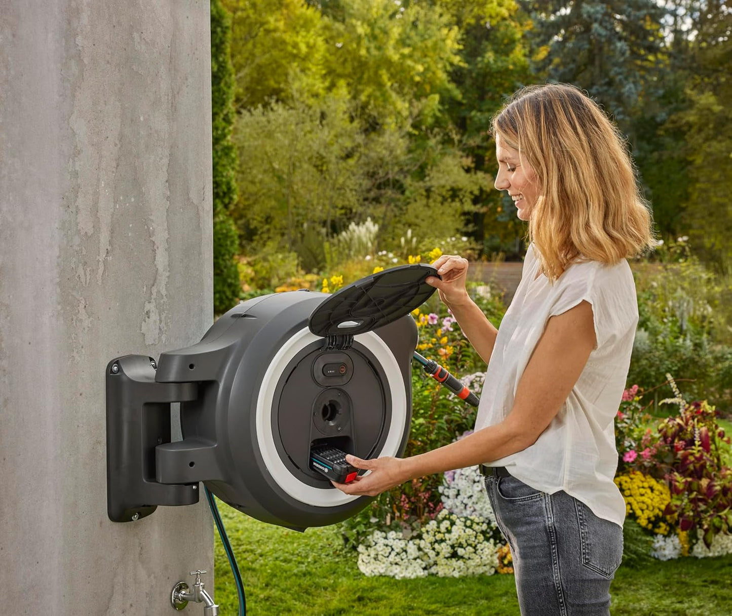 Gardena PowerRoll XXL Solo draadloze muurslangenbox: automatische slanghaspel met 40 m tuinslang, slanggeleider en RollControl, batterijvoeding, UV- en vorstbestendig (18647-55)