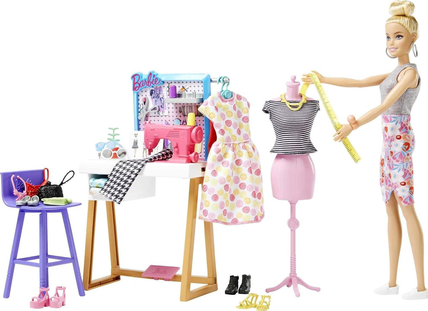 Barbie HDY90 - Modeontwerperpop (30,40 cm) en atelier, 25+ design- en modeaccessoires, designbureau, stoel, naaimachine, textielstalen, mannequin en meer, speelgoed vanaf 3 jaar