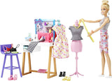 Barbie HDY90 - Modeontwerperpop (30,40 cm) en atelier, 25+ design- en modeaccessoires, designbureau, stoel, naaimachine, textielstalen, mannequin en meer, speelgoed vanaf 3 jaar