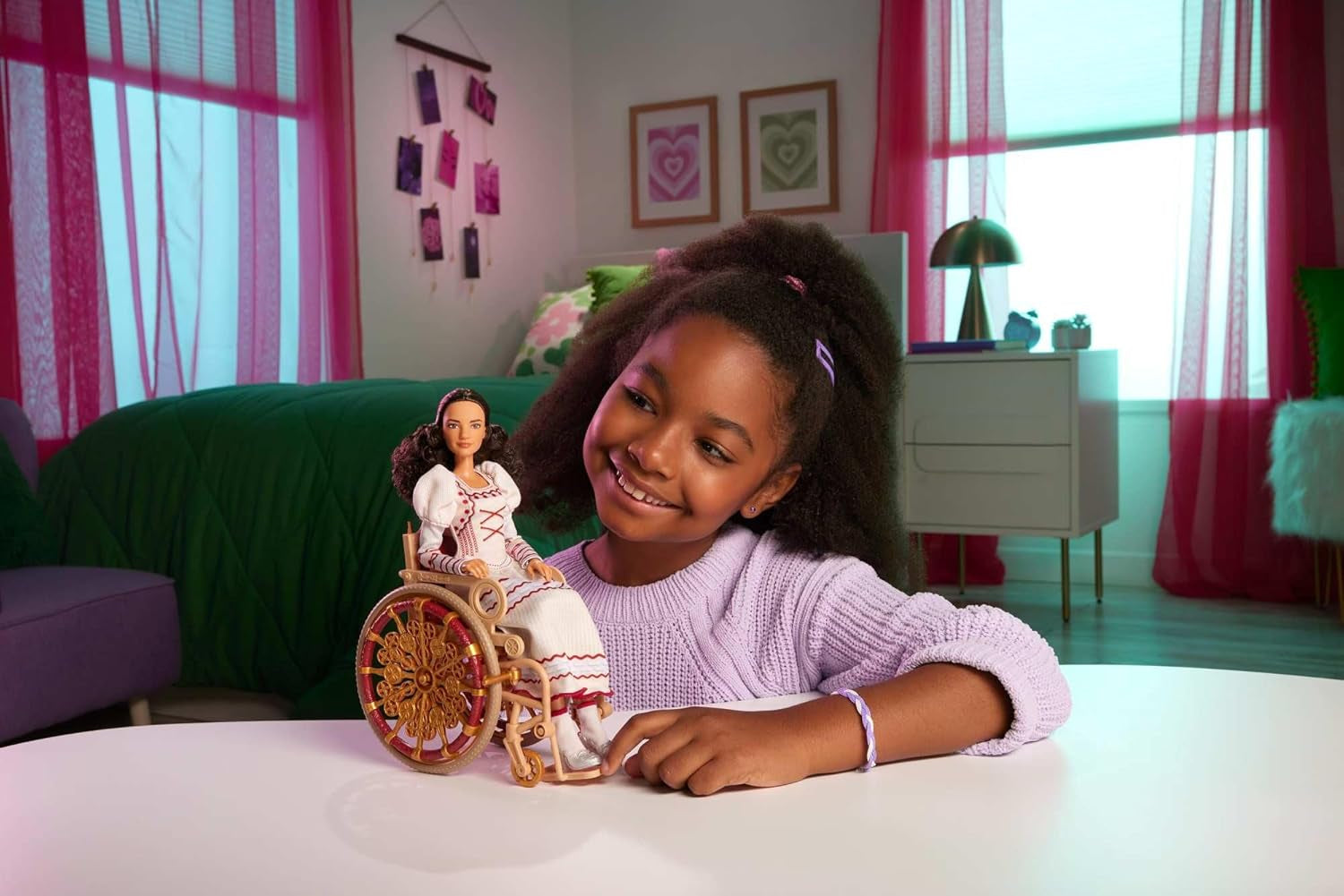 Mattel Wicked Nessarose modepop en accessoires, waaronder rolstoel, met krullend bruin haar, verschillende poses en afneembare baljurk, HXY36