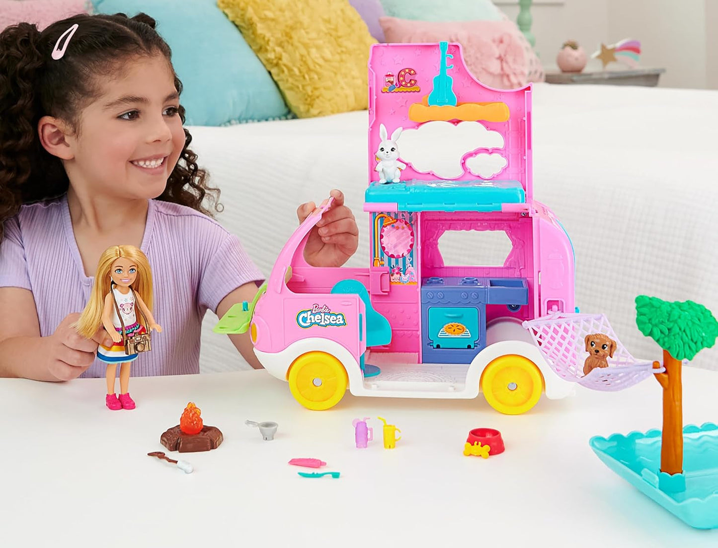 Barbie Chelsea 2-in-1 caravan - speelgoedvoertuig met zwembad, hangmat en eethoek voor fantasierijk spel en verhaaltjes, vanaf 3 jaar, HNH90