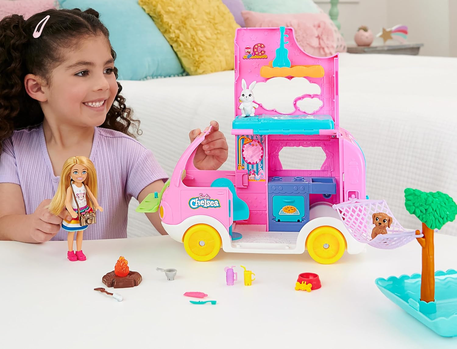 Barbie Chelsea 2-in-1 caravan - speelgoedvoertuig met zwembad, hangmat en eethoek voor fantasierijk spel en verhaaltjes, vanaf 3 jaar, HNH90