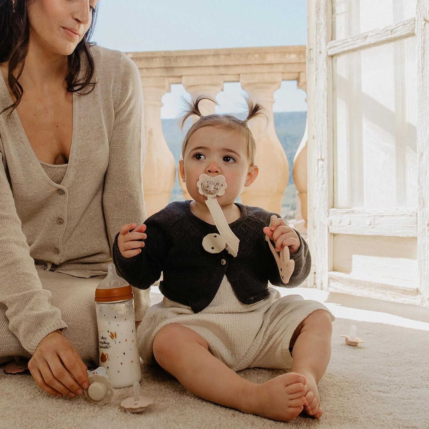 Suavinex cadeauset voor pasgeborenen. 4-delige set bestaande uit: Fysiologische SX Pro fopspeen voor baby's 0-6 maanden + speenhouder + Duo speenhoesje + siliconen bijtring. Wonderland, beige