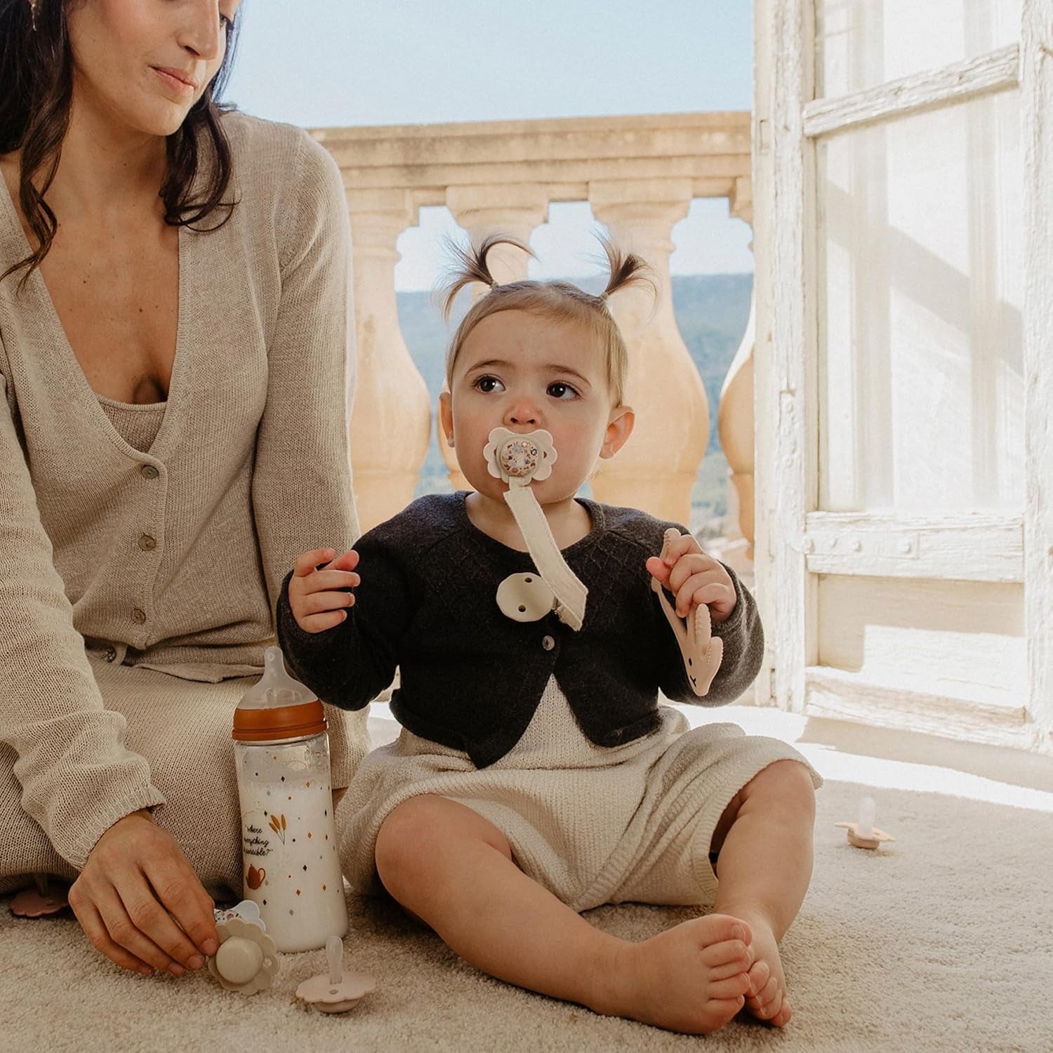 Suavinex cadeauset voor pasgeborenen. 4-delige set bestaande uit: Fysiologische SX Pro fopspeen voor baby's 0-6 maanden + speenhouder + Duo speenhoesje + siliconen bijtring. Wonderland, beige