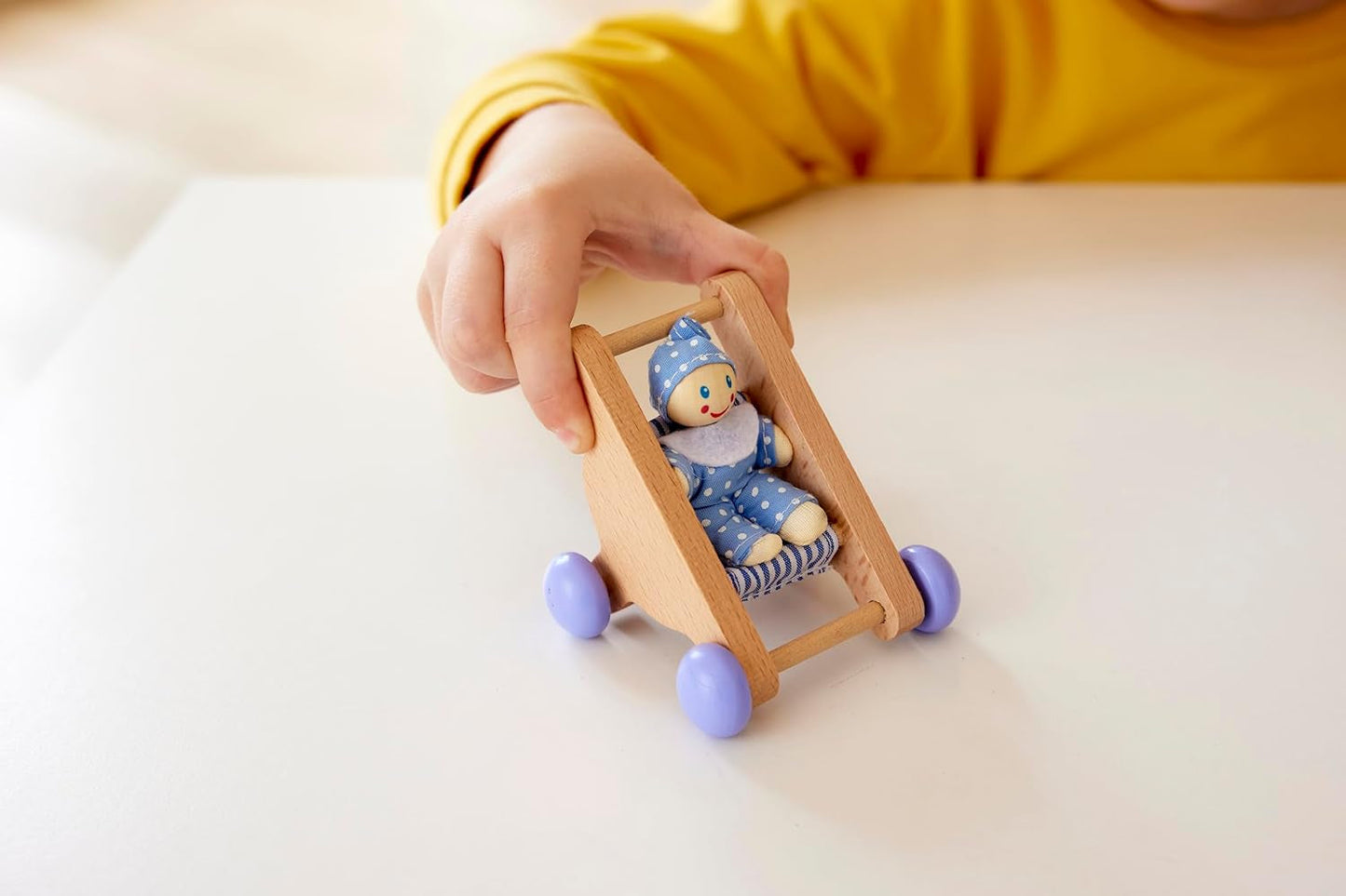Hape Babykamer - Houten poppenkamerset, babypopmeubilair, poppenhuisaccessoires voor peuters, miniatuur babykamer met schommel en accessoires, rollenspel van 3 jaar oud