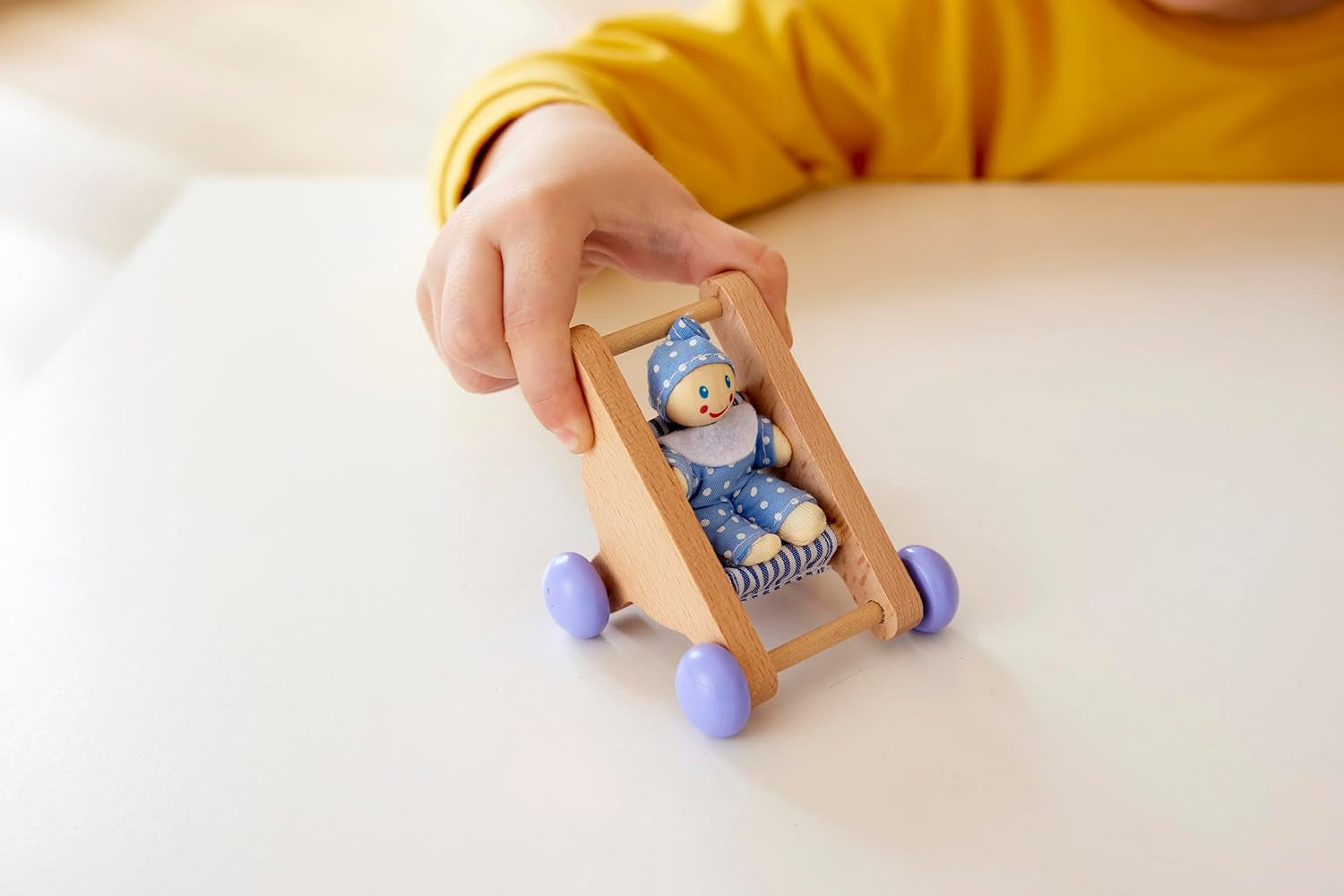 Hape Babykamer - Houten poppenkamerset, babypopmeubilair, poppenhuisaccessoires voor peuters, miniatuur babykamer met schommel en accessoires, rollenspel van 3 jaar oud