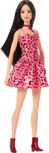 Barbie Fashionistas pop nr. 246 in een roze strapless jurk met luipaardprint, zwart haar en accessoires zoals een strikketting en laarzen, JJN59