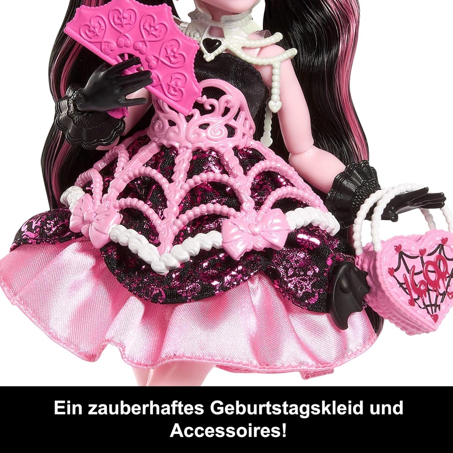 Enge en lieve Monster High verjaardagspop Draculaura in een roze feestjurk met thema-accessoires zoals uitnodiging, ballon, cadeau, fans en meer, JBG74