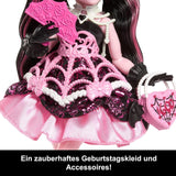 Enge en lieve Monster High verjaardagspop Draculaura in een roze feestjurk met thema-accessoires zoals uitnodiging, ballon, cadeau, fans en meer, JBG74