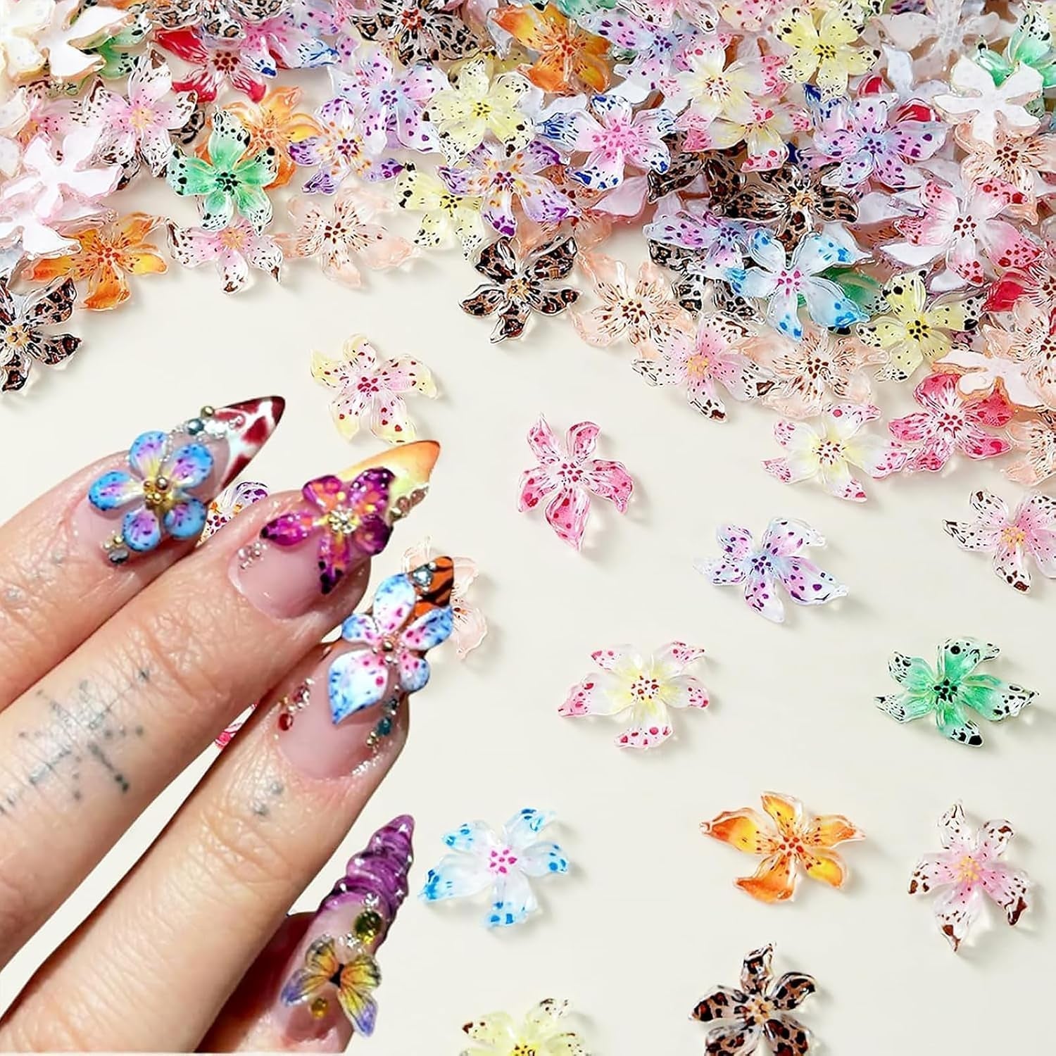 50 stuks 3D bloem nagelbedels, 3D gel nail art, nagelbedels, kleurrijke zomersieraden, doe-het-zelf nagelaccessoires, reliëf hibiscusbloemkristallen, gradiënt nagelkunst voor vrouwen