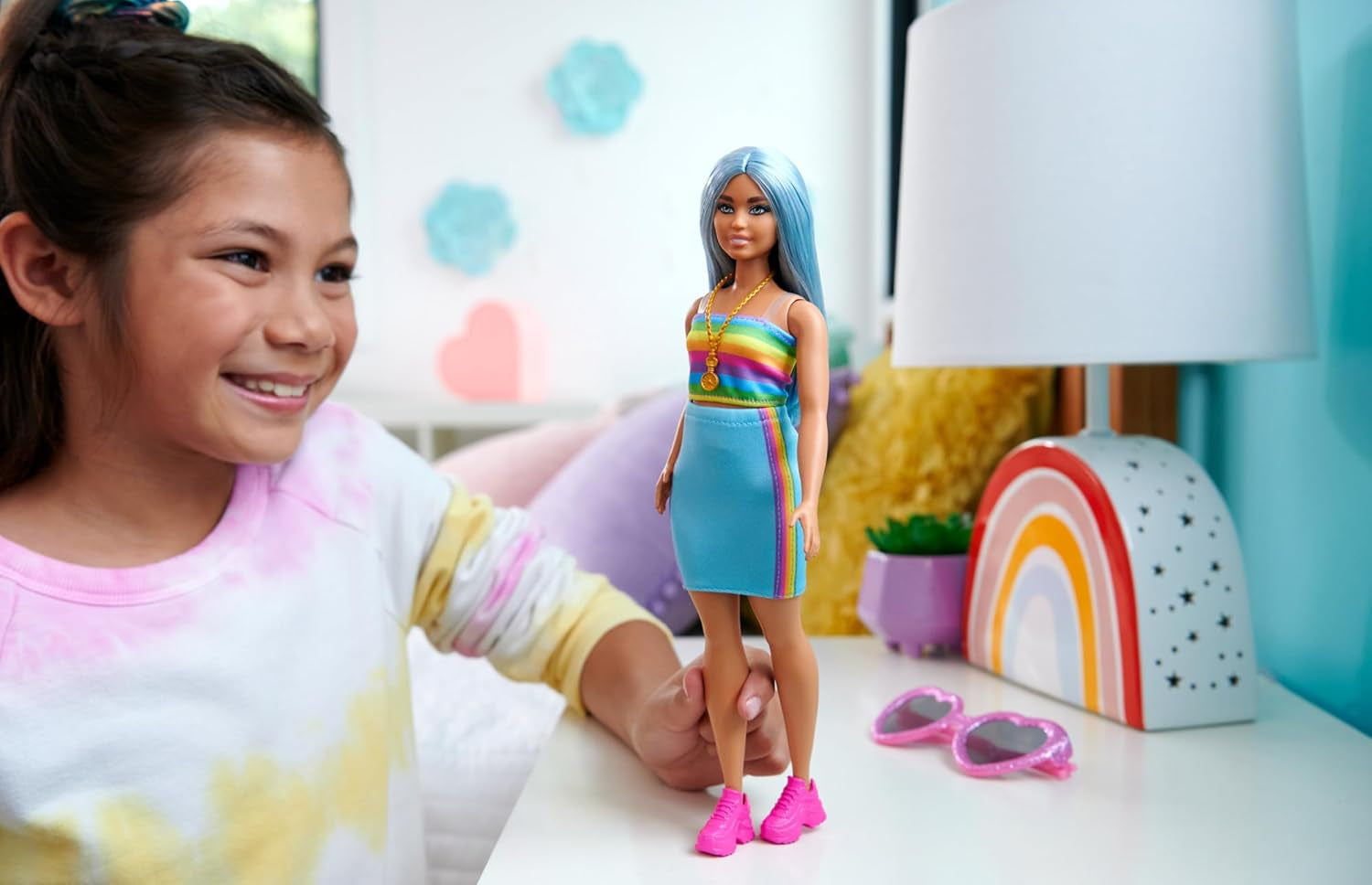 Barbie Fashionistas pop nr. 218 met lang blauw haar, regenboogblouse en turquoise rok, verzamelmodepop ter gelegenheid van het 65-jarig jubileum, HRH16