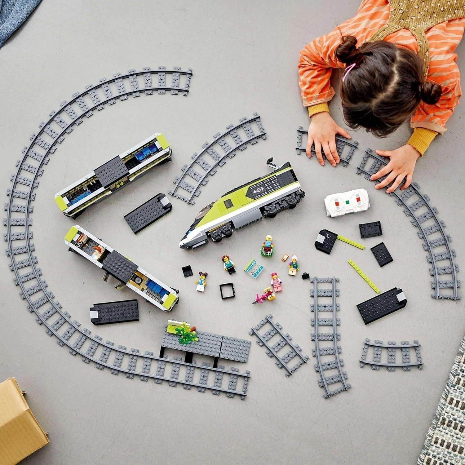 LEGO City Passagierssneltrein, treinset met afstandsbediening, spoorwegspeelgoed met koplampen, 2 rijtuigen en 24 baanelementen, cadeau voor kinderen, jongens en meisjes 60337 Bouwsets Besuche in LEGO-Store