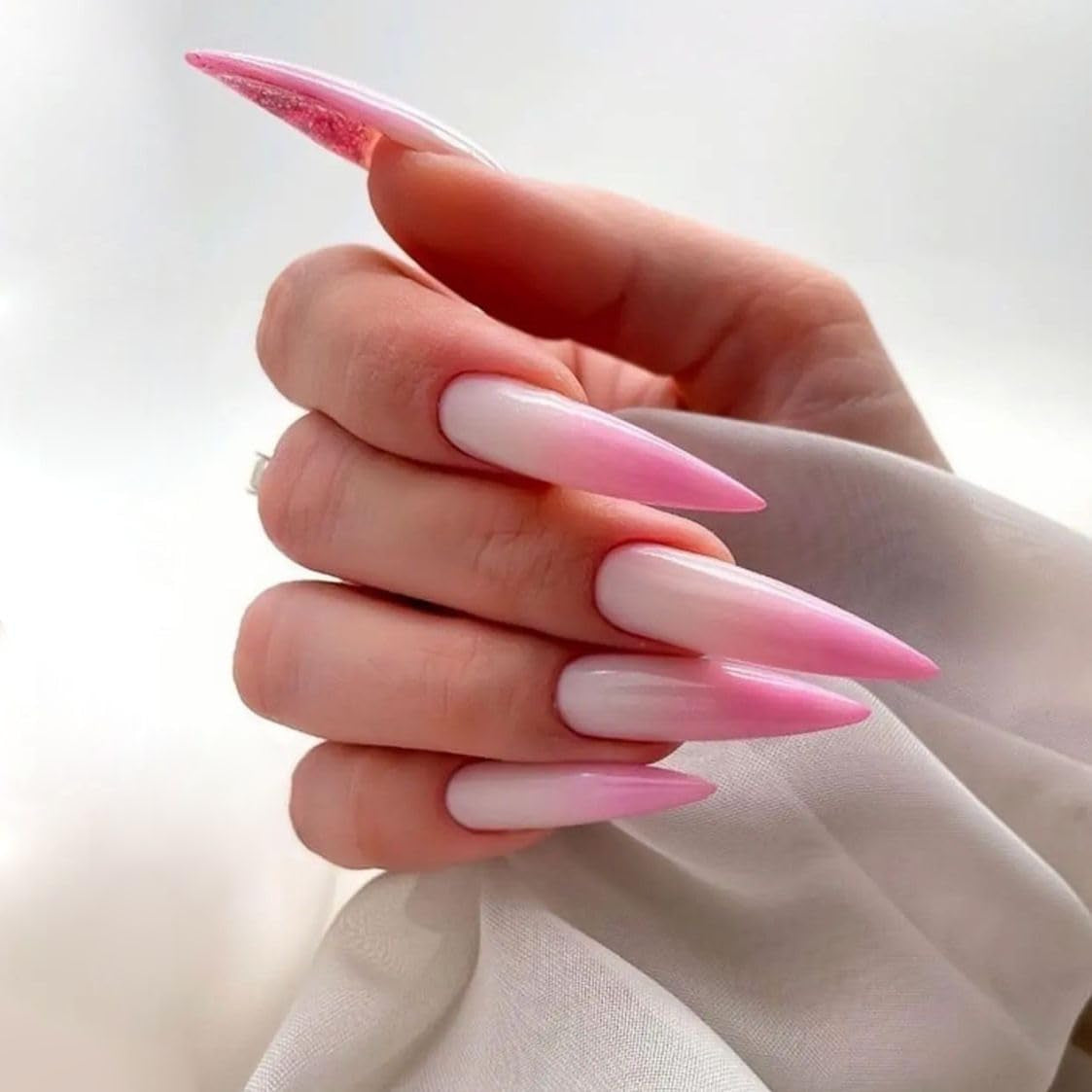 Mouyuglow Lange nagels Stiletto Melkwit Gradiënt Roze Glitter Cool Nepnagels met lijm Roze Ombre Glitter Kunstnagels