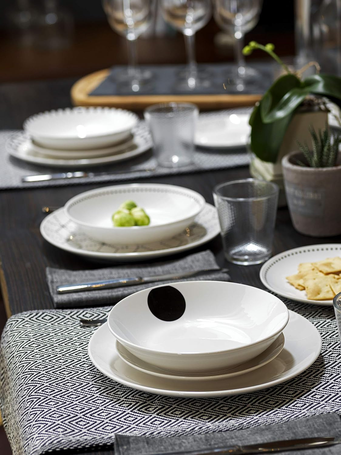 Grafisch servies, 18-delig voor 6 personen, porselein, wit