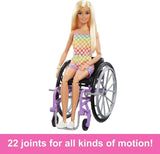 Barbie Fashionista pop, blond haar en regenboog jumpsuit, inclusief rolstoel en oprit, pop cadeau voor kinderen, speelgoed voor kinderen vanaf 3 jaar, HJT13