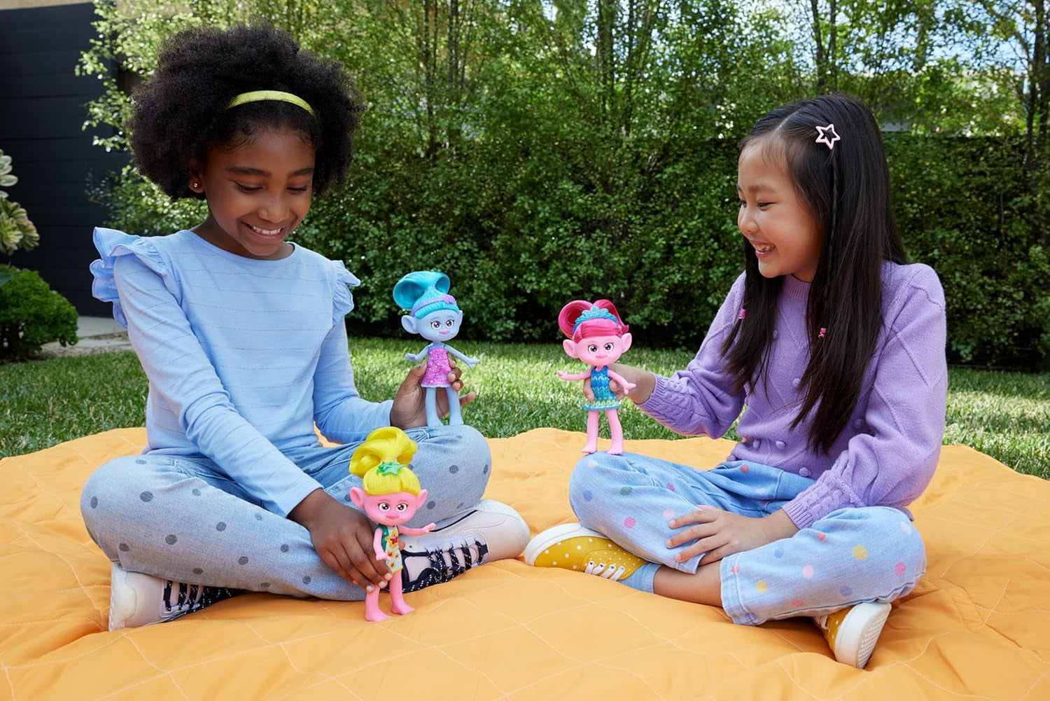 Mattel DREAMWORKS TROLLS United We Stand - Chenille harige verrassingspop met sprankelend blauw haar, paarse hoofdband, vanaf 3 jaar, HNF15