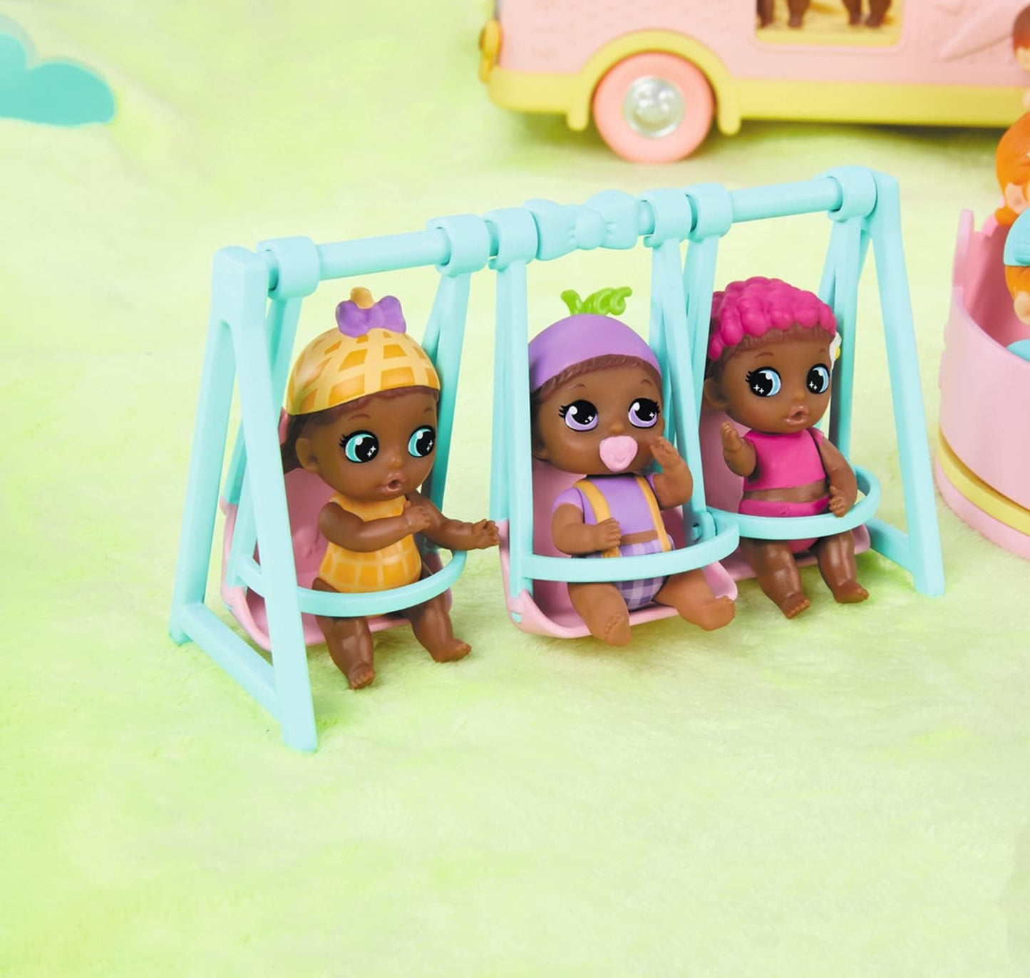 BABY born 904763 Baby Surprise Bus - roze minipoppenspeelgoedbus met 2 exclusieve poppen, drievoudige kinderwagen, schommel, carrousel, glijbaan en drievoudige schommel.