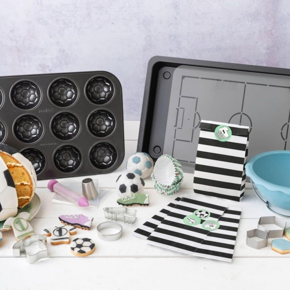 Zenker 12Er Muffinform – Muffinbackblech Für Muffins en Cupcakes Aus Der Serie Soccer Baking– Hitzebeständiges 12Er Muffinblech Mit Antihaftbeschichtung, Schwarz Vormen en bakplaten Naty Shop